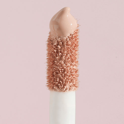 Macro shot of dualist matte and illuminating concealer shade light
