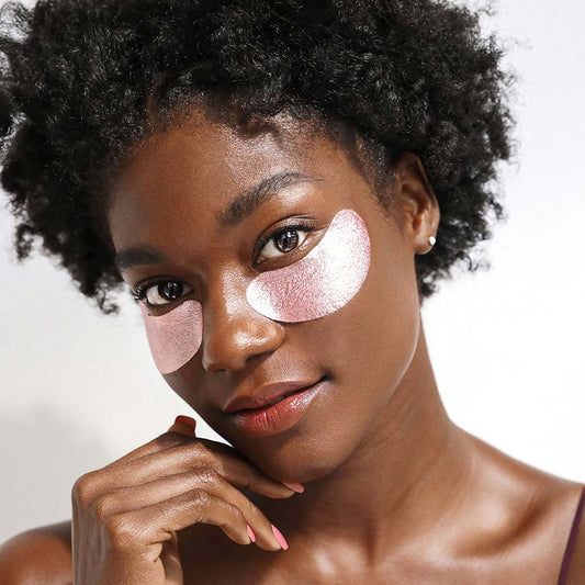Model using rose gold Wander Beauty Baggage Claim Eye Masks